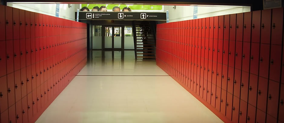taquillas en colegio en color granate